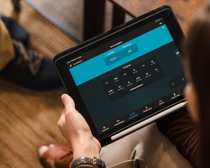 Moderne Beratung mit digitaler Begleitung am Tablet